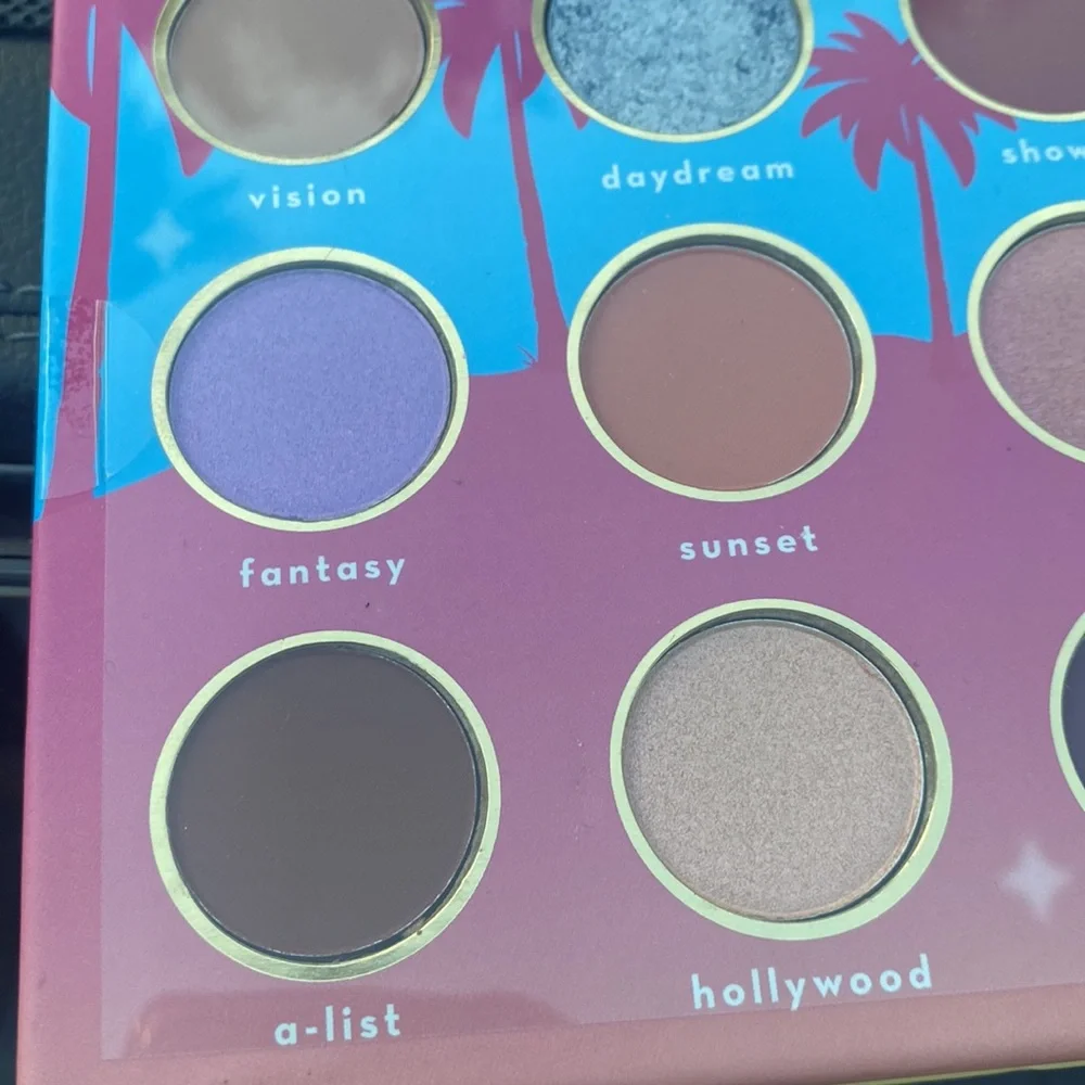 CRÈME HOLLYWOOD DREAM CITY EYESHADOW PALETTE. BEAUTIFUL COLORS WITH FUN NAMES - Picture 9 of 9